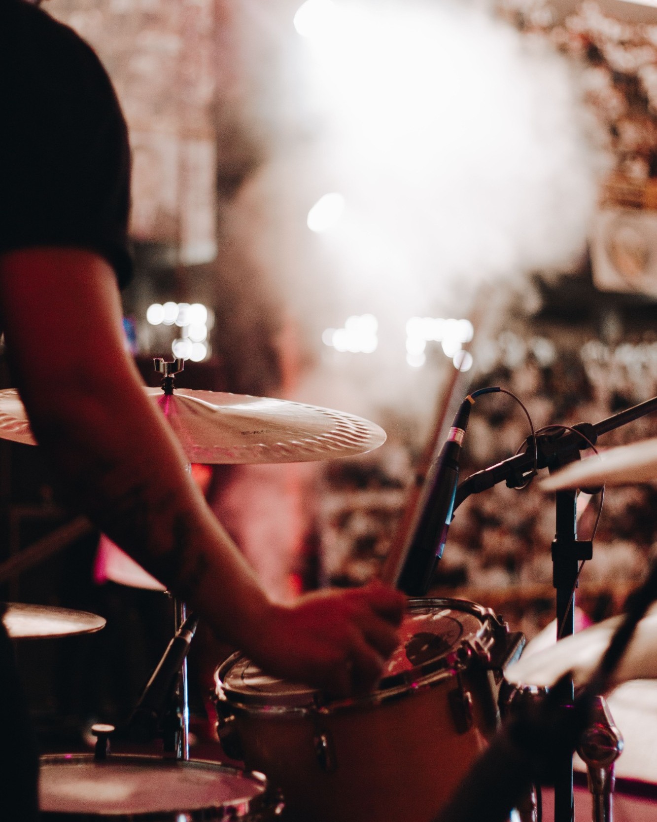 Batteur d'un live band lors d'un concert