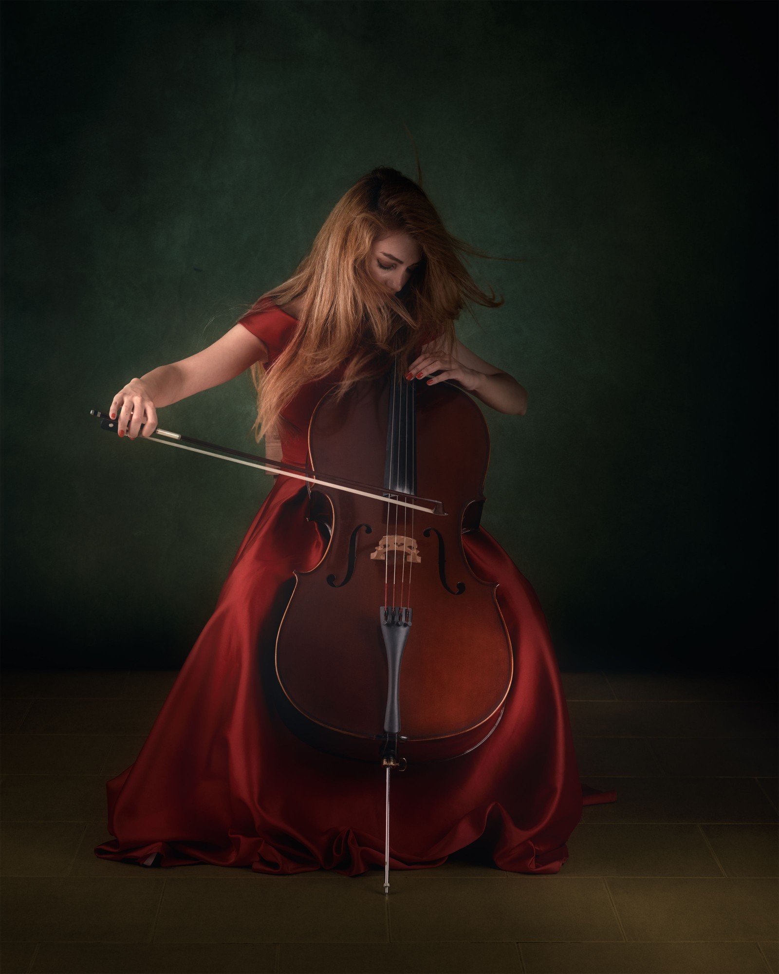 Violoncelliste en robe rouge